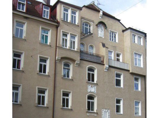 Dachgeschoss-Altbauwohnung mit Balkon und Lift in Bestlage